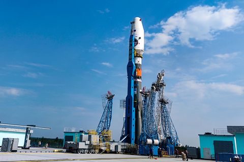 Alles wartet auf das Startsignal: Die Trägerrakete Sojus-2.1b mit der Raumsonde Luna 25 an Bord steht auf dem russischen Weltraumbahnhof Wostotschny