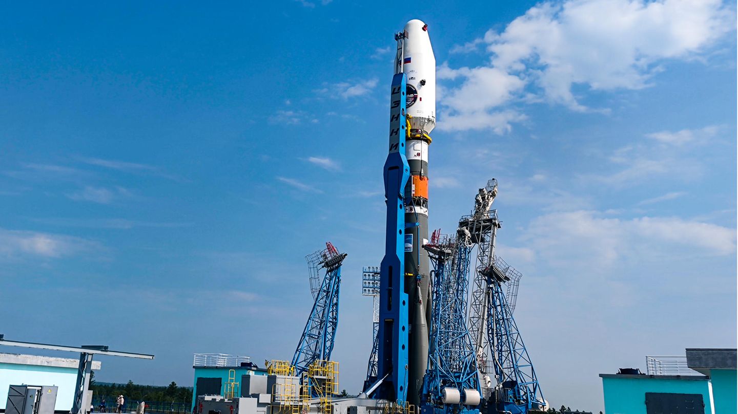 Alles wartet auf das Startsignal: Die Trägerrakete Sojus-2.1b mit der Raumsonde Luna 25 an Bord steht auf dem russischen Weltraumbahnhof Wostotschny