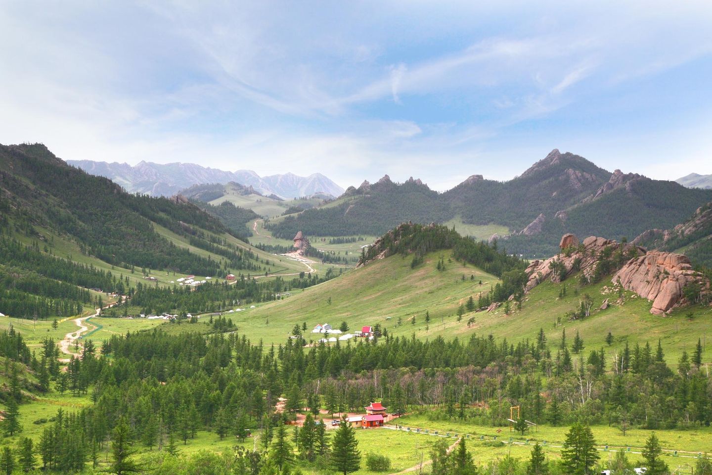 Gorkhi Terelj Nationalpark – mit Sack und Pack unterwegs Weite, bergige Landschaft mit vereinzelten Häusern