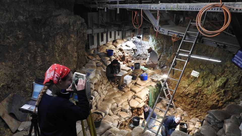 Schwäbische Alb: Die Grabungsstelle in der Hohle Fels-Höhle: Milimeter für Milimeter wird das Jahrtausende alte Höhlensediment abgetragen Die Grabungsstelle in der Hohle Fels-Höhle: Milimeter für Milimeter wird das Jahrtausende alte Höhlensediment abgetragen