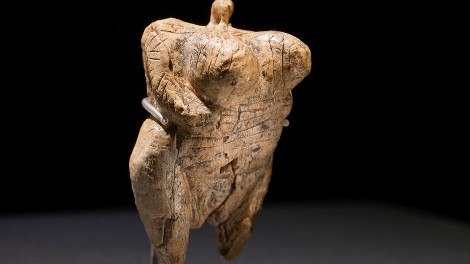 Schwäbische Alb: Eine der ältesten menschlichen Darstellungen der Welt: die 40.000 Jahre alte "Venus vom Hohle Fels" aus Mammutelfenbein Eine der ältesten menschlichen Darstellungen der Welt: die 40.000 Jahre alte "Venus vom Hohle Fels" aus Mammutelfenbein