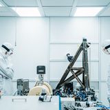 Eine Wartungsarbeit. Allerdings an einem exquisiten Instrument: jenem Laser, mit dessen Hilfe das Team des LIGO-Detektors in Hanford (USA) Gravitationswellen nachspürt. Nach der Montage eines Bauteils rätseln die Forschenden über ein neu aufgetretenes Problem. Fotografiert hat das grübelnde Duo ein Physik-Doktorand, der zufällig Zeuge der Szene wurde.  KW 28