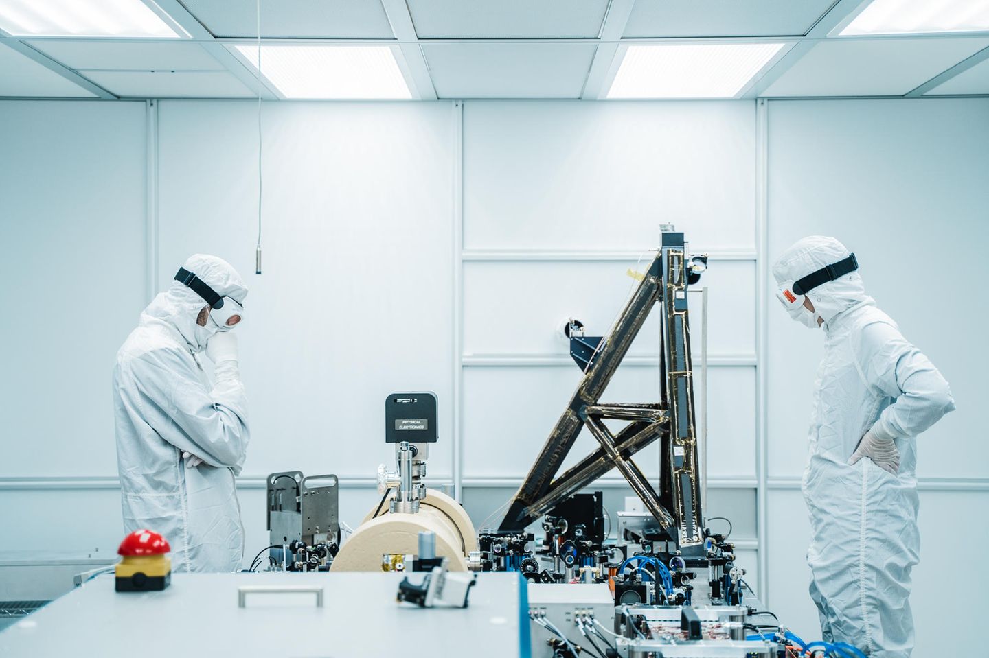 Eine Wartungsarbeit. Allerdings an einem exquisiten Instrument: jenem Laser, mit dessen Hilfe das Team des LIGO-Detektors in Hanford (USA) Gravitationswellen nachspürt. Nach der Montage eines Bauteils rätseln die Forschenden über ein neu aufgetretenes Problem. Fotografiert hat das grübelnde Duo ein Physik-Doktorand, der zufällig Zeuge der Szene wurde.  KW 28