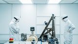Eine Wartungsarbeit. Allerdings an einem exquisiten Instrument: jenem Laser, mit dessen Hilfe das Team des LIGO-Detektors in Hanford (USA) Gravitationswellen nachspürt. Nach der Montage eines Bauteils rätseln die Forschenden über ein neu aufgetretenes Problem. Fotografiert hat das grübelnde Duo ein Physik-Doktorand, der zufällig Zeuge der Szene wurde.  KW 28