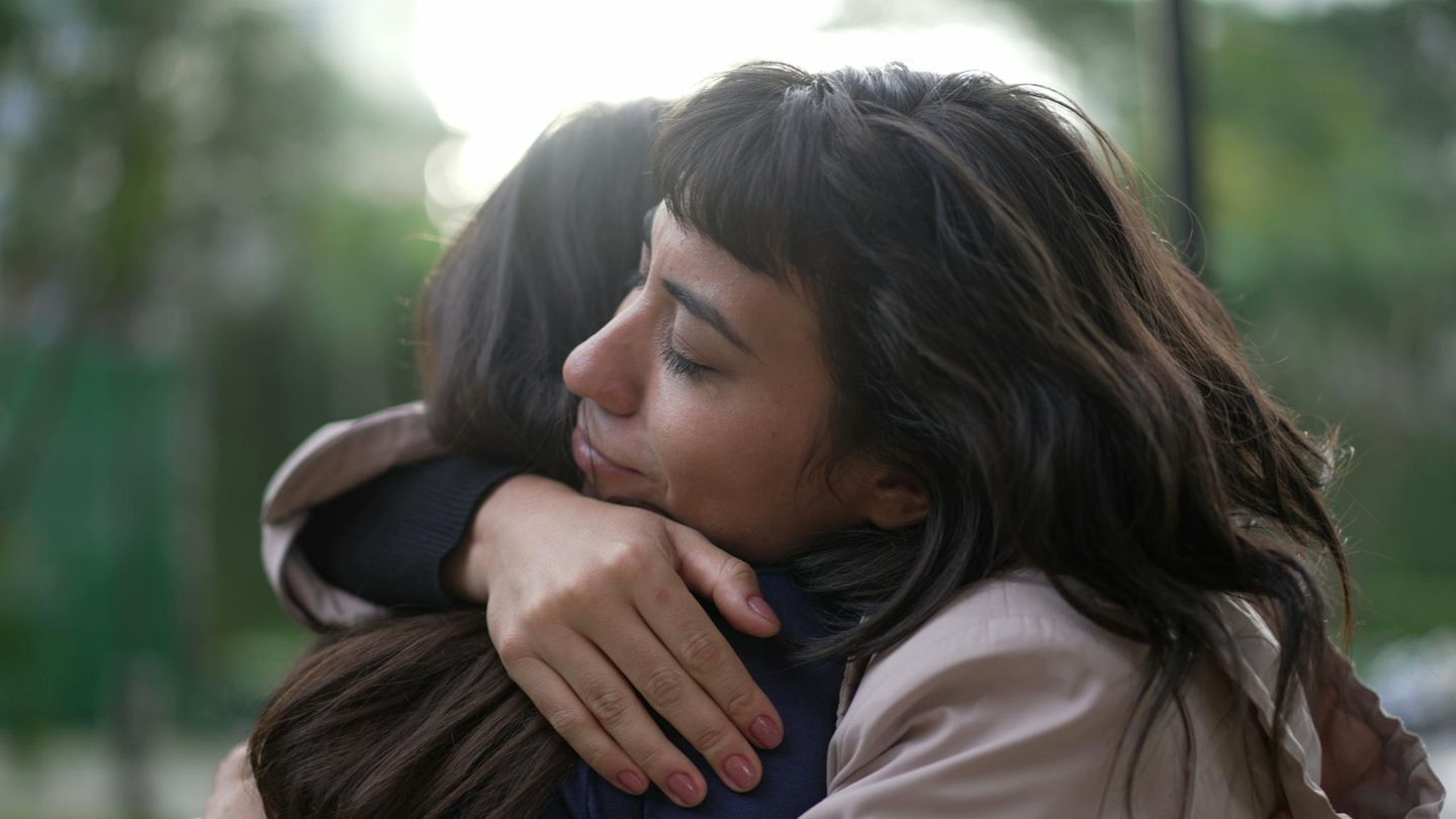 Empathie lernen - zwei Frauen umarmen sich
