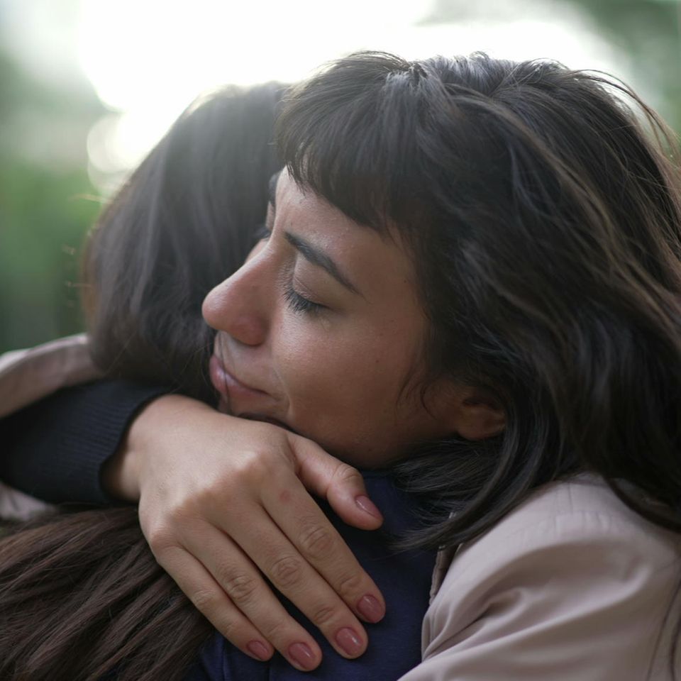 Empathie lernen - zwei Frauen umarmen sich