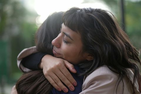 Empathie lernen - zwei Frauen umarmen sich