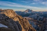 Bergwelten wie aus dem Bilderbuch, glitzernde Gebirgsseen und ein weites Netz aus Wanderwegen und Bergpässen machen die Belluneser Dolomiten zu einem Naturerlebnis der Extraklasse. Der "Parco Nazionale Dolomiti Bellunesi" schützt den atemberaubenden Naturraum auf knapp 320 Quadratkilometern. Zu seinen landschaftlichen Höhepunkten zählen die Felstürme "Cinque Torri", eine der bekanntesten Felsformationen der Dolomiten. Im Sommer lockt der etwas versteckt liegende Gebirgssee "Lago del Mis" schwitzende Wanderer an, die auf der Suche nach einer Abkühlung sind.