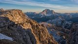 Bergwelten wie aus dem Bilderbuch, glitzernde Gebirgsseen und ein weites Netz aus Wanderwegen und Bergpässen machen die Belluneser Dolomiten zu einem Naturerlebnis der Extraklasse. Der "Parco Nazionale Dolomiti Bellunesi" schützt den atemberaubenden Naturraum auf knapp 320 Quadratkilometern. Zu seinen landschaftlichen Höhepunkten zählen die Felstürme "Cinque Torri", eine der bekanntesten Felsformationen der Dolomiten. Im Sommer lockt der etwas versteckt liegende Gebirgssee "Lago del Mis" schwitzende Wanderer an, die auf der Suche nach einer Abkühlung sind.