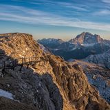 Bergwelten wie aus dem Bilderbuch, glitzernde Gebirgsseen und ein weites Netz aus Wanderwegen und Bergpässen machen die Belluneser Dolomiten zu einem Naturerlebnis der Extraklasse. Der "Parco Nazionale Dolomiti Bellunesi" schützt den atemberaubenden Naturraum auf knapp 320 Quadratkilometern. Zu seinen landschaftlichen Höhepunkten zählen die Felstürme "Cinque Torri", eine der bekanntesten Felsformationen der Dolomiten. Im Sommer lockt der etwas versteckt liegende Gebirgssee "Lago del Mis" schwitzende Wanderer an, die auf der Suche nach einer Abkühlung sind.