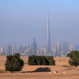 Skyline von Dubai mit einer Wüstenlandschaft im Vordergrund