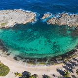 Eine kleine Bucht mit kristallklarem Wasser