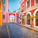 Bunte Häuser in einer kleinen Straße