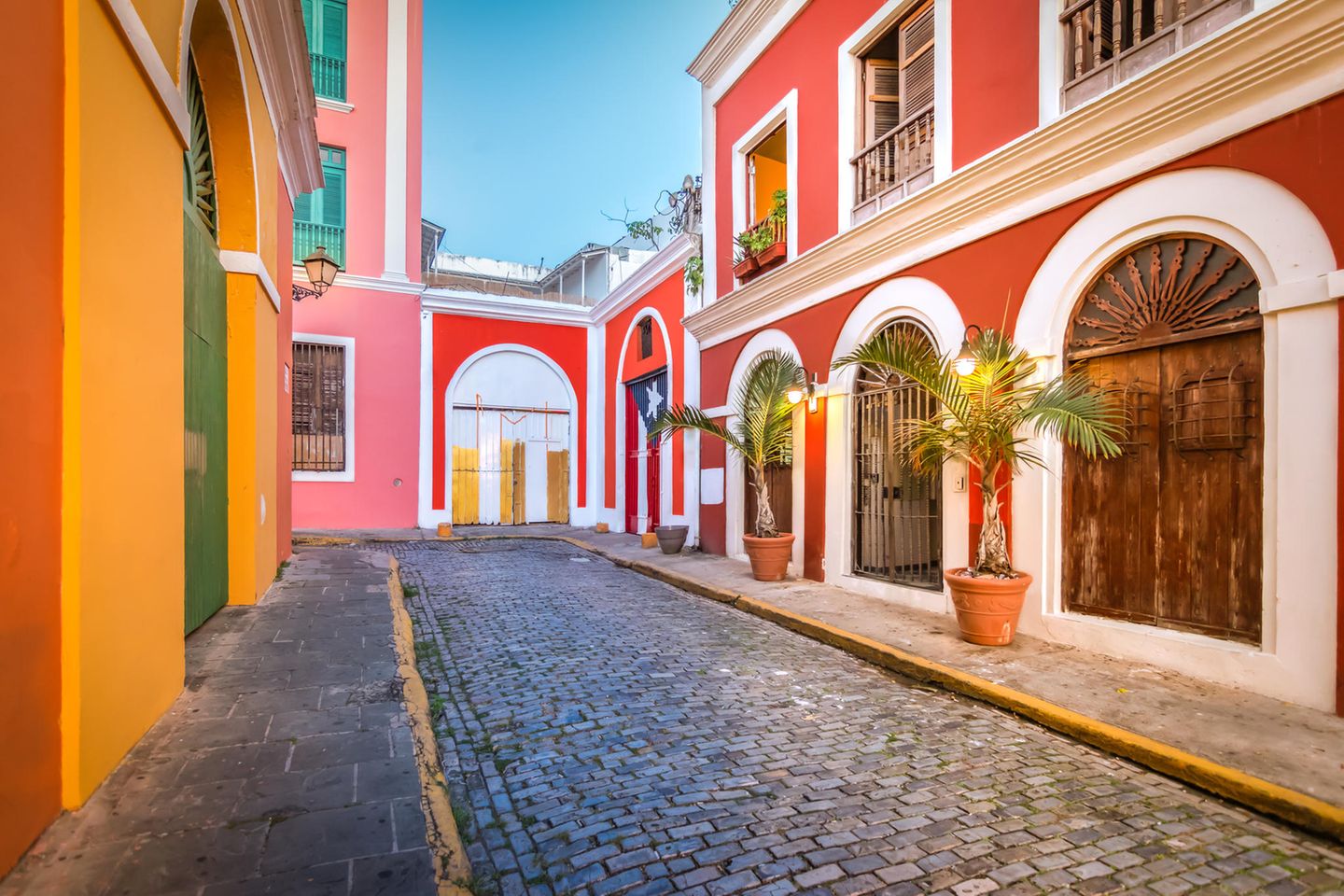 Umbrella Street und dazu eine Piña Colada – Auf den Spuren des Nationalgetränks in San Juan Bunte Häuser in einer kleinen Straße
