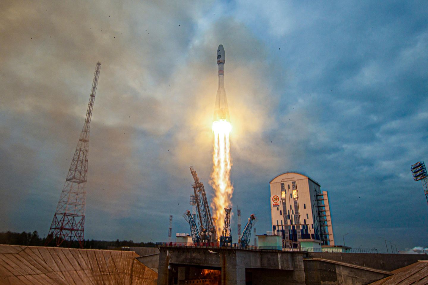 Sie hebt ab: die Sojus-2.1b-Rakete vom russischen Weltraumbahnhof Wostotschny. Mit an Bord ist Luna-25