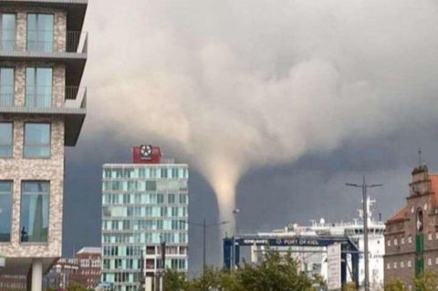 An einem frühen Abend im September 2021 fegt ein Tornado über Kiel und wirbelt der Polizei zufolge mehrere Menschen durch die Luft