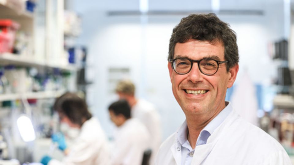 Thomas Langer, Direktor des Max Planck-Instituts für Biologie des Alterns, steht im Labor seines Instituts.