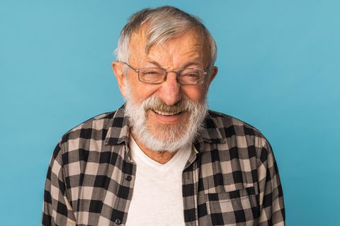 Ein alter Mann lacht