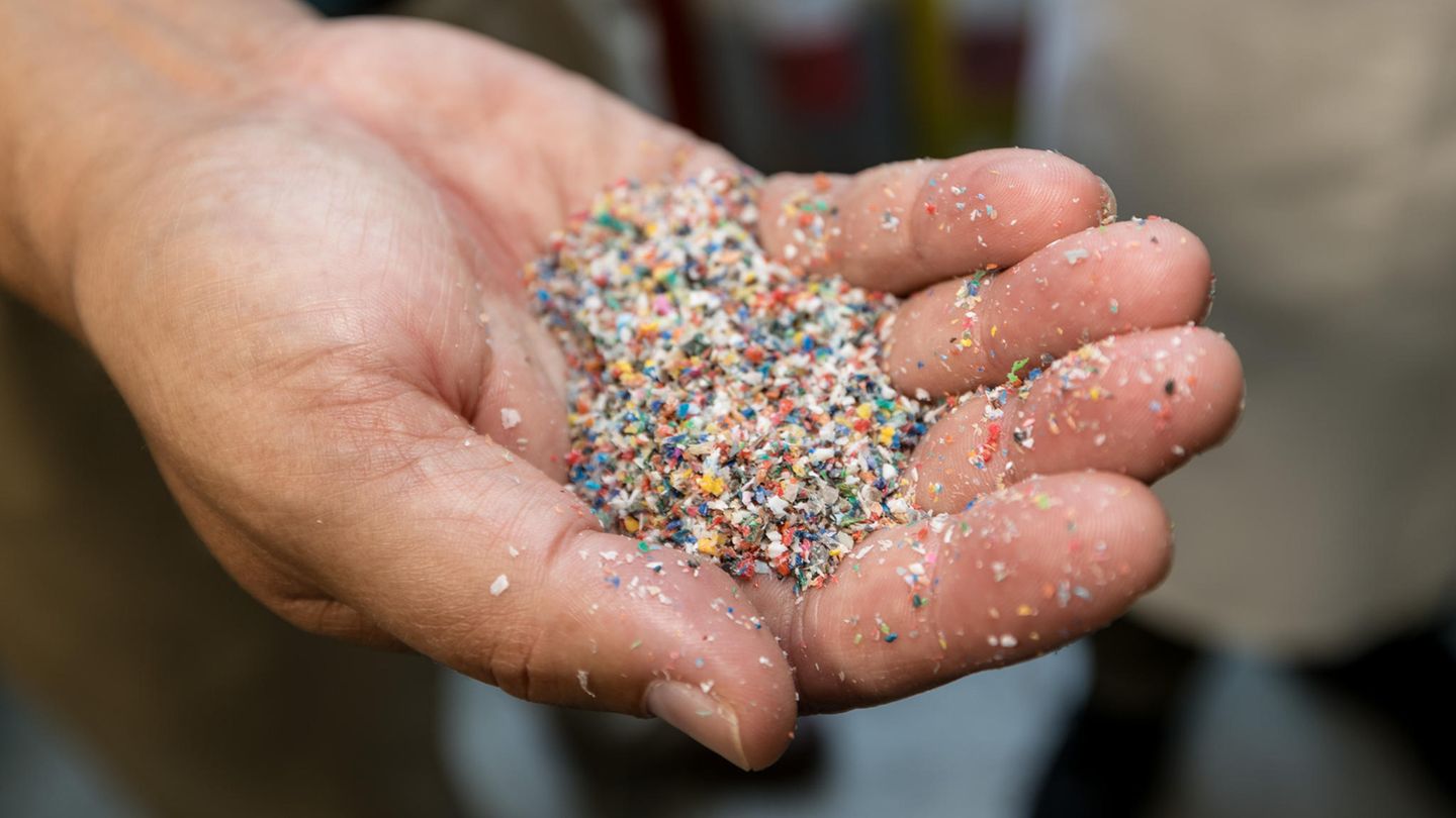 Plastik ist überall, wird bislang aber selten recycelt. Nun haben zwei Forschungsgruppen neue Methoden entwickelt