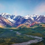 Berge in verschiedenen Farben, zum Teil mit Schnee bedeckt