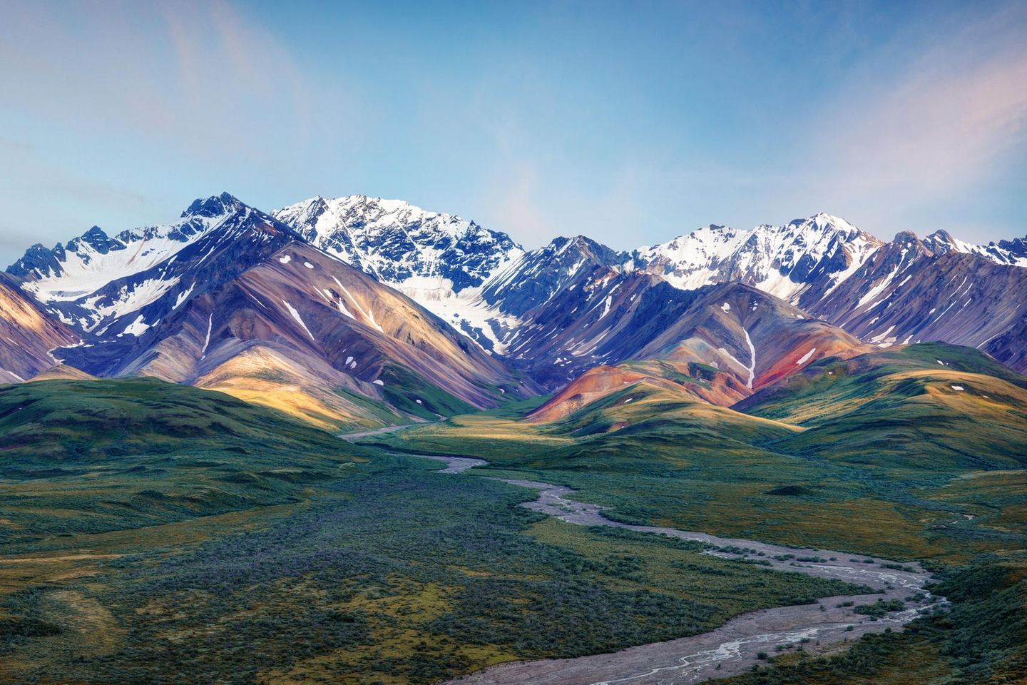 Berge in verschiedenen Farben, zum Teil mit Schnee bedeckt