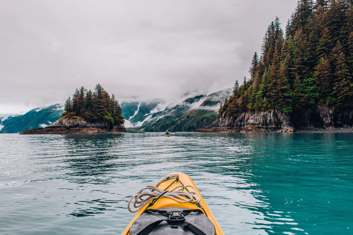 Glacier Bay National Park & Preserve – Paddel zum Dawes-Gletscher Zwei Kayaks unterwegs auf dem Wasser zwischen Bäumen und Bergen