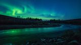 Grüne Polarlichter an einem Fluss