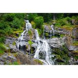 Breiter Wasserfall, der über einige Felsen in die Tiefe stürzt