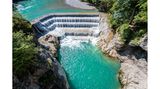 Der Wasserfall fließt über vier Stufen in ein unteres Becken
