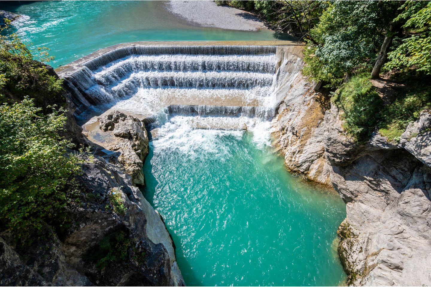 Der Wasserfall fließt über vier Stufen in ein unteres Becken