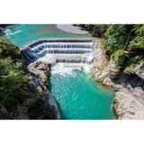 Der Wasserfall fließt über vier Stufen in ein unteres Becken