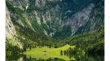 Eine riesige Felswand, an der der Wasserfall hinunterfällt