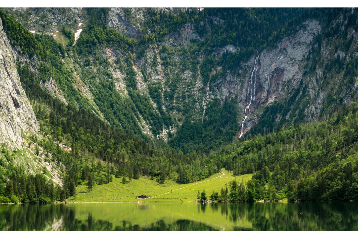 Eine riesige Felswand, an der der Wasserfall hinunterfällt