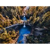 Ansicht von oben auf einen Wasserfall, der in zwei Stufen fällt