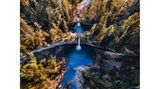 Ansicht von oben auf einen Wasserfall, der in zwei Stufen fällt