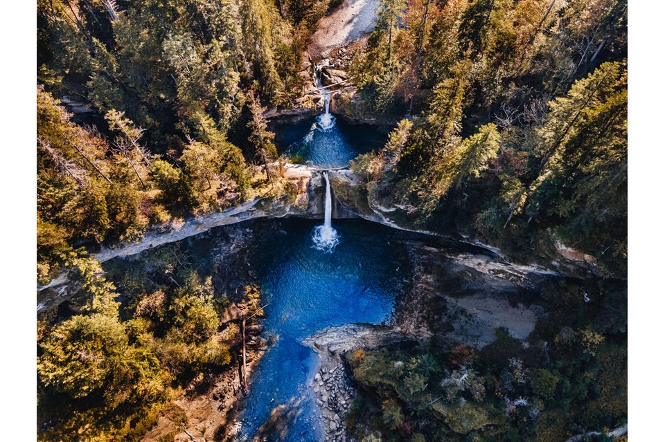 Ansicht von oben auf einen Wasserfall, der in zwei Stufen fällt