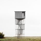 Der Aussichtsturm hat vier Etagen, die oberste sieht aus wie eine Kiste. Die anderen werden von Stahlstreben gesichert.