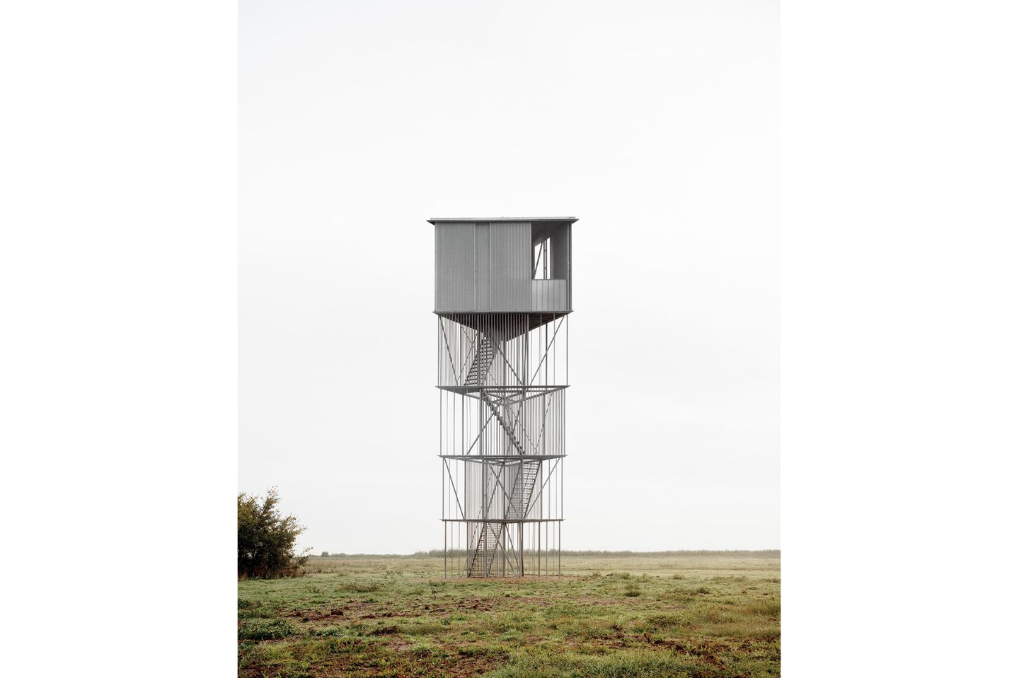 Forscherglück: Tipperne Birds Watch Tower, Dänemark Der Aussichtsturm hat vier Etagen, die oberste sieht aus wie eine Kiste. Die anderen werden von Stahlstreben gesichert.