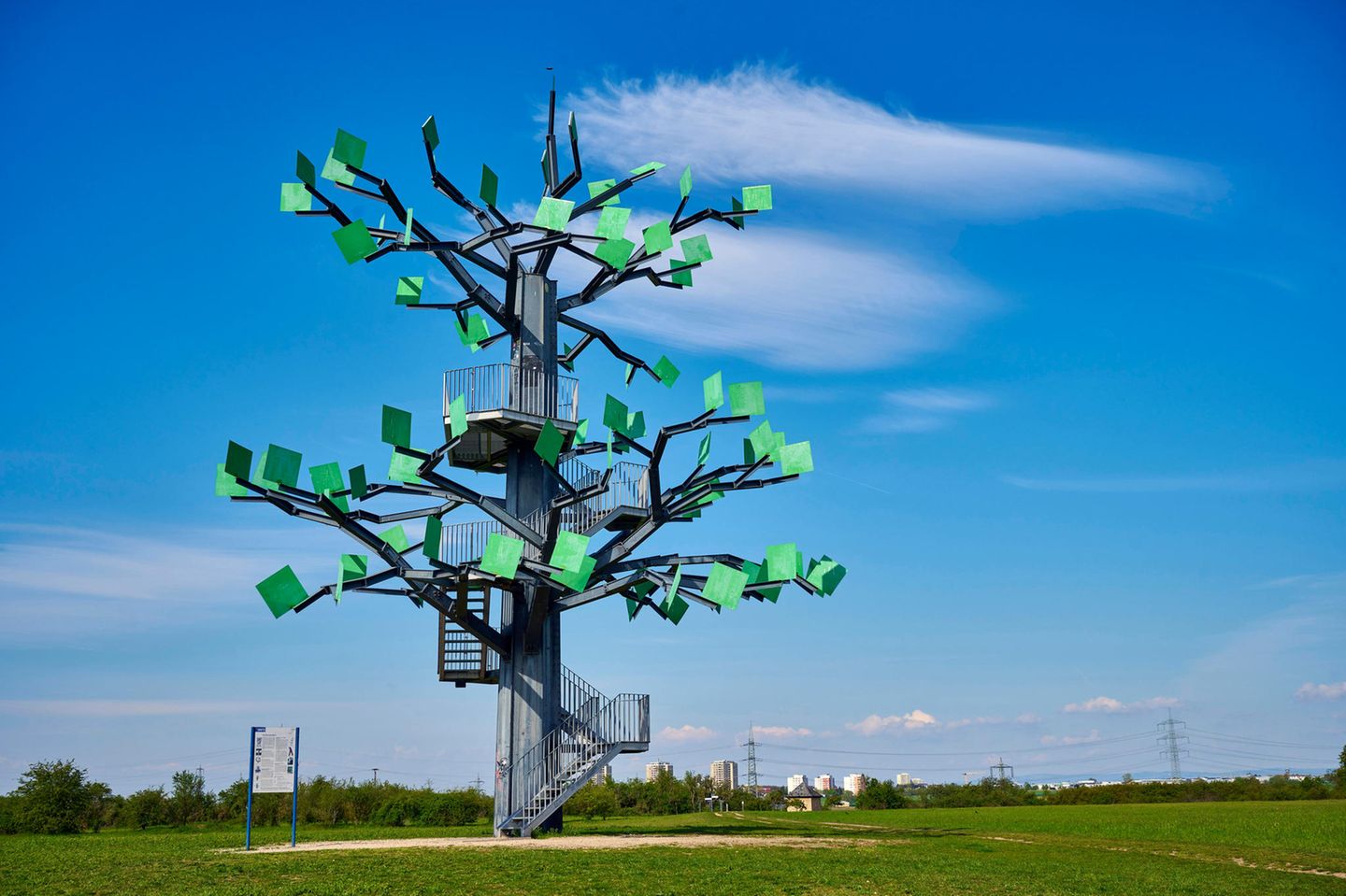 Kunstwerk: Eisenbaum, Hessen Der Aussichtsturm hat die Form eines Baums, der senkrechte Stamm ist aus Stahl und Beton, die Blätter sind aus Blech, aber grün.