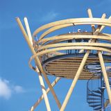 Die Pfosten sind aus Holz, das Nest selbst wird mit rundlaufenden Brettern angedeutet.