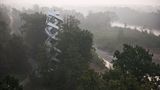Im Nebel sieht man den Fluss Mur und ganz klein den hellen Turm, der an eine Doppelhelix erinnert.