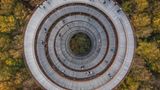 Das Bild zeigt den Turm von oben. Man sieht Menschen, der Turm verjüngt sich nach unten, so dass man die ganze Wegspirale sieht.