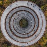 Das Bild zeigt den Turm von oben. Man sieht Menschen, der Turm verjüngt sich nach unten, so dass man die ganze Wegspirale sieht.