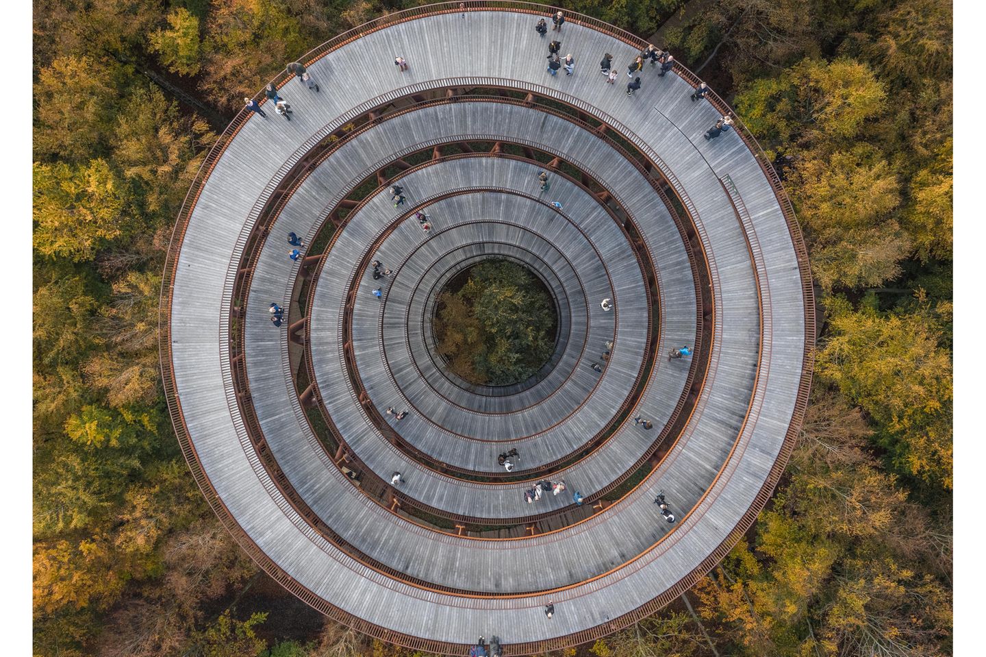 Das Bild zeigt den Turm von oben. Man sieht Menschen, der Turm verjüngt sich nach unten, so dass man die ganze Wegspirale sieht.
