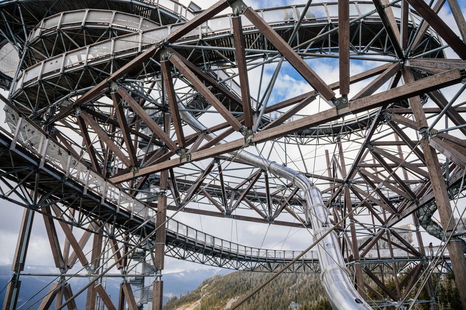 Der Aussichtsturm steht auf einem Berg und sieht aus wie eine Achterbahn mit Rutsche.  1.5004