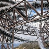 Der Aussichtsturm steht auf einem Berg und sieht aus wie eine Achterbahn mit Rutsche.