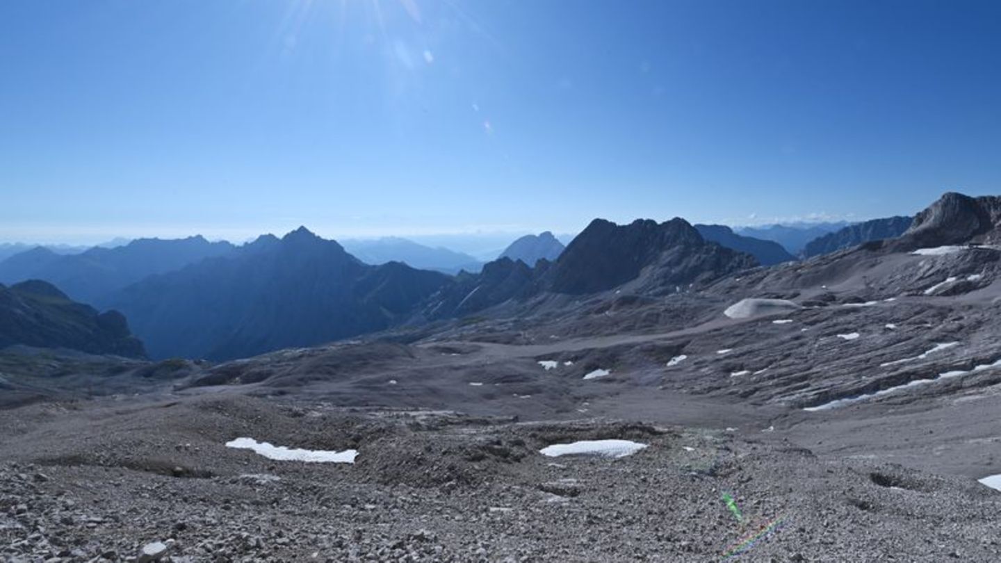 Die Sonne strahlt über dem von Gletschern geformten Zugspitzplatteau