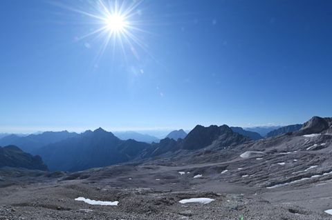 Die Sonne strahlt über dem von Gletschern geformten Zugspitzplatteau