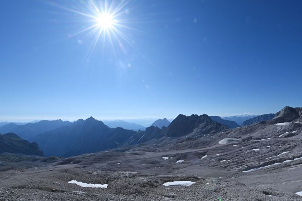 Die Sonne strahlt über dem von Gletschern geformten Zugspitzplatteau  1.3333