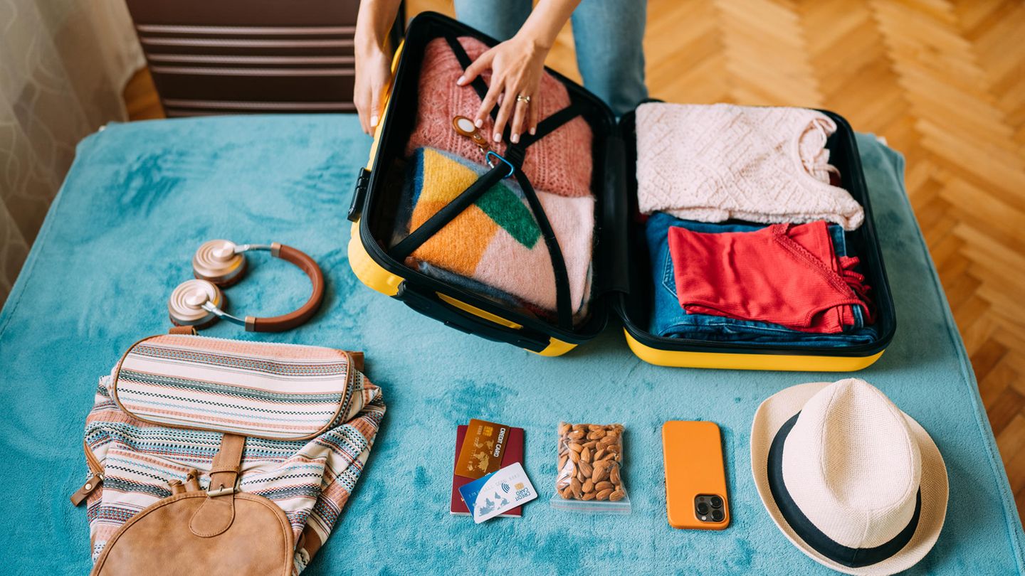 Frau packt ihren Koffer für den Urlaub